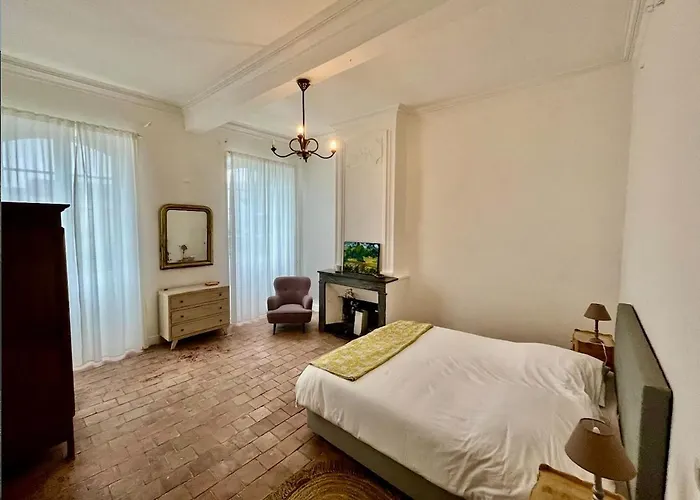 Elegant Town House-sleeps 14 *